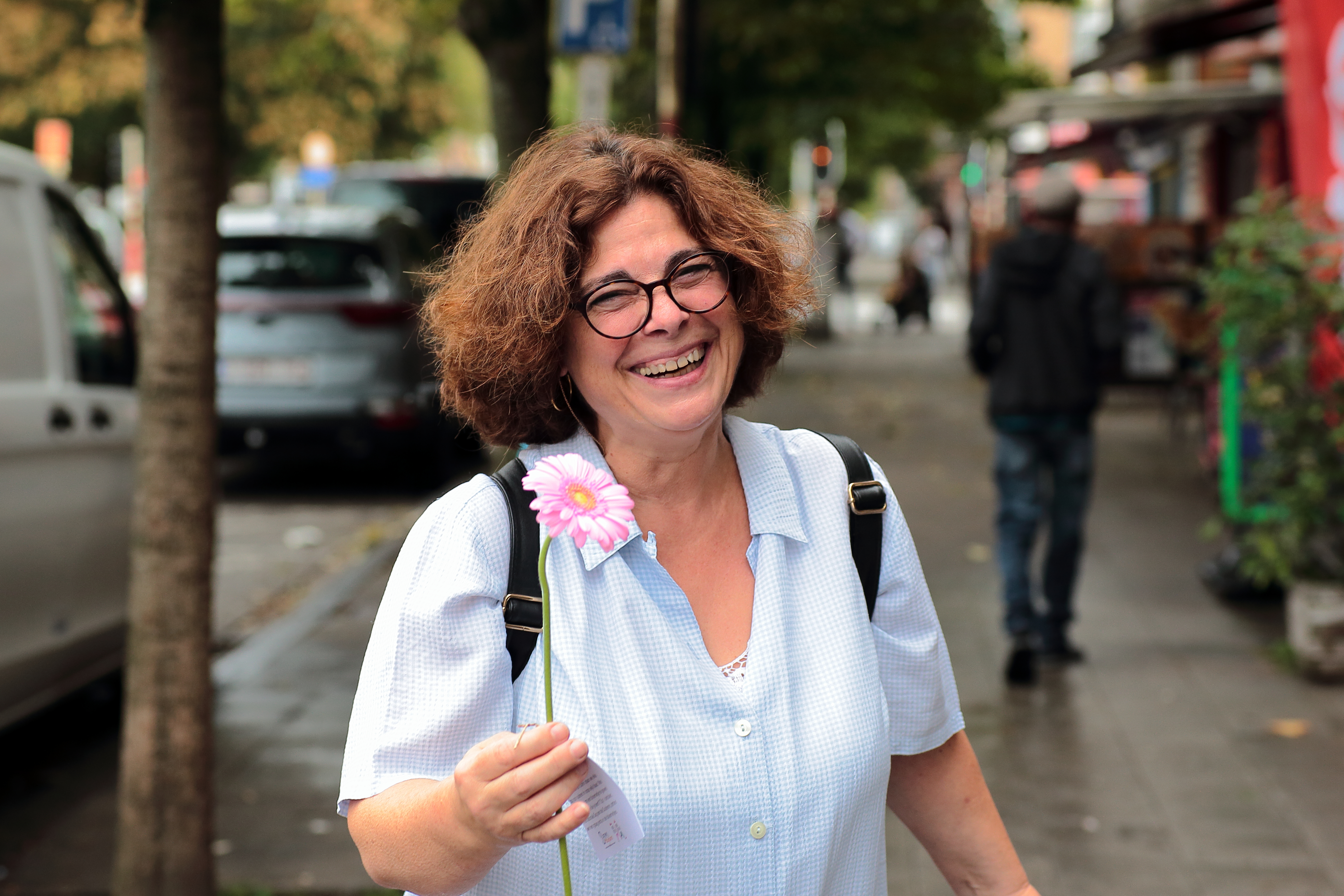 dame tenant met een bloem