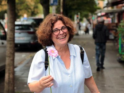 dame tenant met een bloem